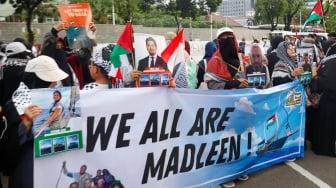 Sejumlah massa melakukan aksi solidaritas untuk Palestina di depan Kedutaan Besar Amerika untuk Indonesia, Jakarta, Jumat (13/6/2025). [Suara.com/Alfian Winanto]