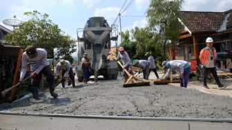 Dukung Pembangunan Daerah Secara Merata, Semen Gresik Bangun 3,88 km Jalan Beton di Enam Desa