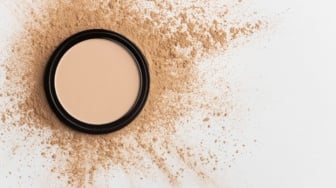 5 Rekomendasi Bedak Tabur yang Bagus untuk Usia 40 Tahun: Natural Glowing Anti Cakey