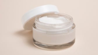 5 Rekomendasi Moisturizer Terbaik untuk Anti Aging: Bikin Kulit Kenyal Bercahaya