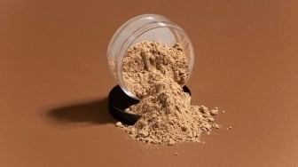 5 Rekomendasi Loose Powder Terbaik untuk Kulit Kering, Harga Mulai Rp60 Ribuan