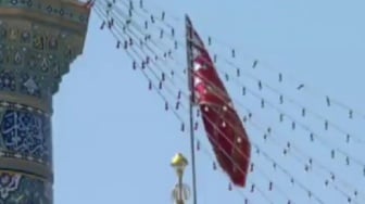 Bak Peringati Kematian Hussein di Karbala, Iran Kibarkan Bendera Merah Simbol Balas Dendam ke Israel