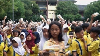 53 Ribu Roti Gratis Dibagikan ke Warga Makassar