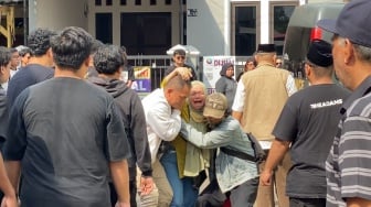 Jenazah Gustiwiw Tiba di Rumah Duka, Pacar Histeris dan Ibu Hampir Pingsan