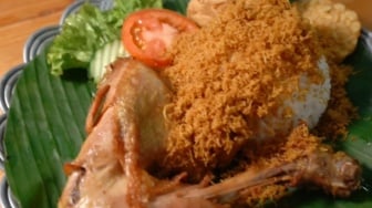Ayam Serundeng dan Kakek: Rasa Tak Mati di Kuali Merah Putih