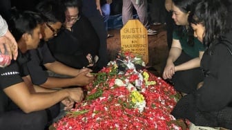 Isak Tangis Keluarga Iringi Pemakaman Gustiwiw