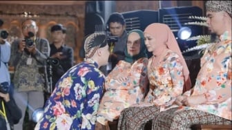 Momen Al Ghazali Sungkem dengan Mulan Jameela Saat Prosesi Siraman Tuai Sorotan: Another Level!