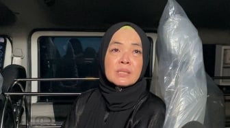 Detik-detik Tangiis Ibunda Pecah saat Jenazah Gustiwiw Tiba di Rumah Duka