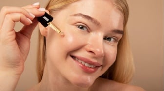 Serum Dulu atau Moisturizer? Ini Urutan Skincare yang Benar untuk Hasil Maksimal