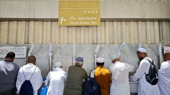 Jamaah haji mengambil air Zamzam di salah satu titik layanan di Masjidil Haram, Makkah, Arab Saudi, Minggu (15/6/2025). [ANTARA FOTO/Andika Wahyu/nym]