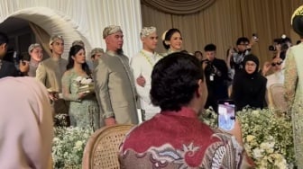 Pakai Adat Sunda, Ahmad Dhani dan Maia Estianty Dampingi Al Ghazali di Akad Nikah