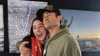 Bikin Iri, Natasha Ryder Nangis Dipeluk Orlando Bloom, Reaksinya Bikin Meleleh!