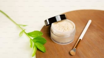 5 Rekomendasi Bedak Tabur Non Comedogenic Lokal Terbaik, Harga Mulai Rp22 Ribu!