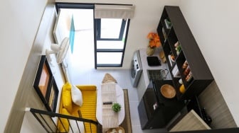 Pengunjung melihat display rumah subsidi yang telah diperkcil di Jakarta, Senin (16/6/2025). [Suara.com/Alfian Winanto]