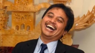 Balas Pengacara Jokowi, Roy Suryo Ngakak Pamer Ijazah Asli Bikin Negara Chaos: Logika Srimulat!