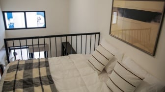 Pengunjung melihat display rumah subsidi yang telah diperkcil di Jakarta, Senin (16/6/2025). [Suara.com/Alfian Winanto]