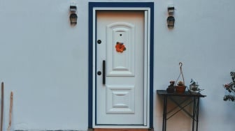 8 Warna Cat Pintu yang Membawa Rezeki menurut Feng Shui, Jangan Asal Pilih