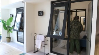 Pengunjung melihat display rumah subsidi yang telah diperkcil di Jakarta, Senin (16/6/2025). [Suara.com/Alfian Winanto]