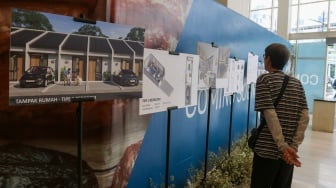 Pengunjung melihat display rumah subsidi yang telah diperkcil di Jakarta, Senin (16/6/2025). [Suara.com/Alfian Winanto]