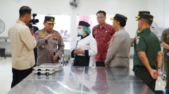 Kapolri Blusukan ke SPPG Polda Bali, Cek Alat Masak hingga Penyimpanan Bahan Baku