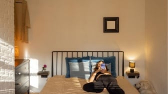 5 Warna Cat Kamar yang Baik untuk Kesehatan: Bisa Redakan Stres hingga Tenangkan Saraf
