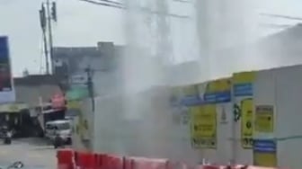 Viral Kemunculan 'Air Terjun' di Kota Bekasi, Ternyata Ini Penyebabnya
