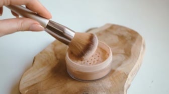 7 Bedak Tabur yang Bikin Glowing dan Tahan Lama, Gak Perlu Touch Up Berkali-kali