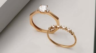 Gaya Mewah Gak Perlu Mahal! Tren Cincin Emas Stacking Lagi Naik Daun 2025