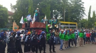 Kepung DPRD Cilegon, Ratusan Demonstran Desak Dewan Penabrak Buruh Dipecat