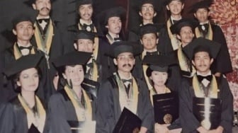 Ada yang Janggal, Dokter Tifa Pertanyakan Keaslian Map Wisuda Jokowi