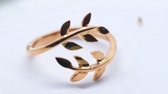 7 Model Cincin Emas Simple tapi Mewah yang Lagi Tren, Favorit Remaja 2025