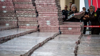 Petugas merapikan barang bukti uang sitaan saat konferensi pers kasus korupsi ekspor crude palm oil (CPO) di Gedung Bundar Jampidus Kejaksaaan Agung (Kejagung), Jakarta, Selasa (17/6/2025). [ANTARA FOTO/Bayu Pratama S/bar]