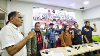 Aktivis yang tergabung dalam Aliansi Organ 98 Tolak Penghapusan Sejarah Bangsa menyampaikan keterangan pers di Jakarta, Rabu (18/6/2025). [Suara.com/Alfian Winanto]