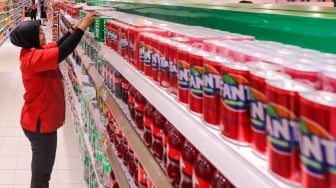 Pengunjung memilih produk minuman berpemanis di salah satu Pusat Perbelanjaan di Jakarta, Rabu (18/6/2025). [Suara.com/Alfian Winanto]