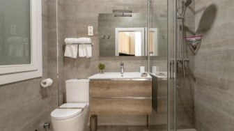 7 Inspirasi Desain Kamar Mandi Minimalis Ukuran 2x3, Estetik dan Hemat Ruang