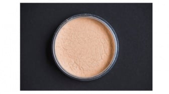 7 Rekomendasi Bedak Loose Powder yang MUA Approved, Andalan Make Up Flawless Bebas Kilap