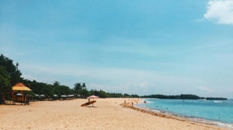 Pantai Mengiat, Tampilkan View Alam Indah dengan Hamparan Pasir Putih Luas