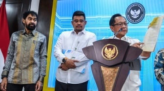 Mendagri Tito Karnavian (kanan), bersama Gubernur Sumatera Utara Bobby Nasution (tengah) dan Gubernur Aceh Muzakir Manaf (kiri) memberikan keterangan pers usai mengikuti rapat terbatas dengan Presiden Prabowo Subianto secara daring di Kantor Presiden, Selasa (17/6/2025). [ANTARA FOTO/Galih Pradipta/bar]