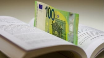 Mitos vs Fakta: Benarkah Seorang Pembaca Buku Itu Boros?
