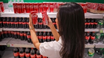 Pengunjung memilih produk minuman berpemanis di salah satu Pusat Perbelanjaan di Jakarta, Rabu (18/6/2025). [Suara.com/Alfian Winanto]