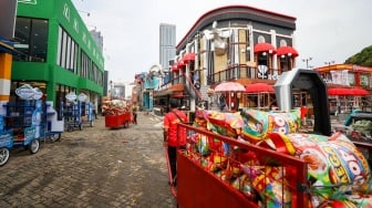 Pekerja menyelesaikan pembuatan gerai yang akan berpartisipasi dalam Jakarta Fair 2025 di JIExpo, Kemayoran, Jakarta, Rabu (18/6/2025). [Suara.com/Alfian Winanto]