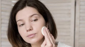 6 Rekomendasi Bedak Padat Cocok untuk Kulit Kering, Flawless Tanpa Cakey