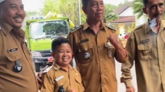 Dari Staf Desa Jadi Kepala Desa: Kisah Inspiratif Ahmad Bajuri Buktikan Ukuran Bukan Penghalang!