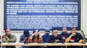 Aktivis yang tergabung dalam Aliansi Organ 98 Tolak Penghapusan Sejarah Bangsa menyampaikan keterangan pers di Jakarta, Rabu (18/6/2025). [Suara.com/Alfian Winanto]