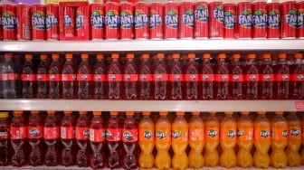Pengunjung memilih produk minuman berpemanis di salah satu Pusat Perbelanjaan di Jakarta, Rabu (18/6/2025). [Suara.com/Alfian Winanto]