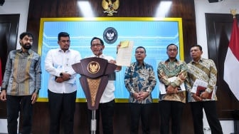 Mendagri Tito Karnavian (ketiga kiri) bersama Wakil Ketua DPR Sufmi Dasco Ahmad (ketiga kanan), Mensesneg Prasetyo Hadi (kedua kanan), Wamensesneg Bambang Eko Suhariyanto (kanan), Gubernur Sumatera Utara Bobby Nasution (kedua kiri) dan Gubernur Aceh Muzakir Manaf (kiri) memberikan keterangan pers usai mengikuti rapat terbatas dengan Presiden Prabowo Subianto secara daring di Kantor Presiden, Selasa (17/6/2025). [ANTARA FOTO/Galih Pradipta/bar]
