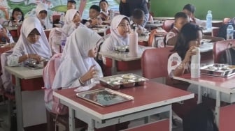 Beredar Foto Menu MBG Diganti Kudapan Tinggi Kadar Gula, Bikin Orangtua Geram