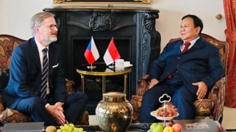 Transit di Praha, PM Ceko Petr Fiala Sambangi Presiden Prabowo di Hotel