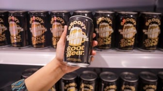 Pengunjung memilih produk minuman berpemanis di salah satu Pusat Perbelanjaan di Jakarta, Rabu (18/6/2025). [Suara.com/Alfian Winanto]
