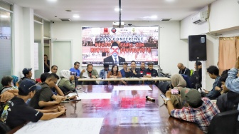 Aktivis yang tergabung dalam Aliansi Organ 98 Tolak Penghapusan Sejarah Bangsa menyampaikan keterangan pers di Jakarta, Rabu (18/6/2025). [Suara.com/Alfian Winanto]